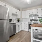 Calgary Beltline - A Stylish Condo Stay!