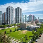 Calgary Beltline - A Stylish Condo Stay!